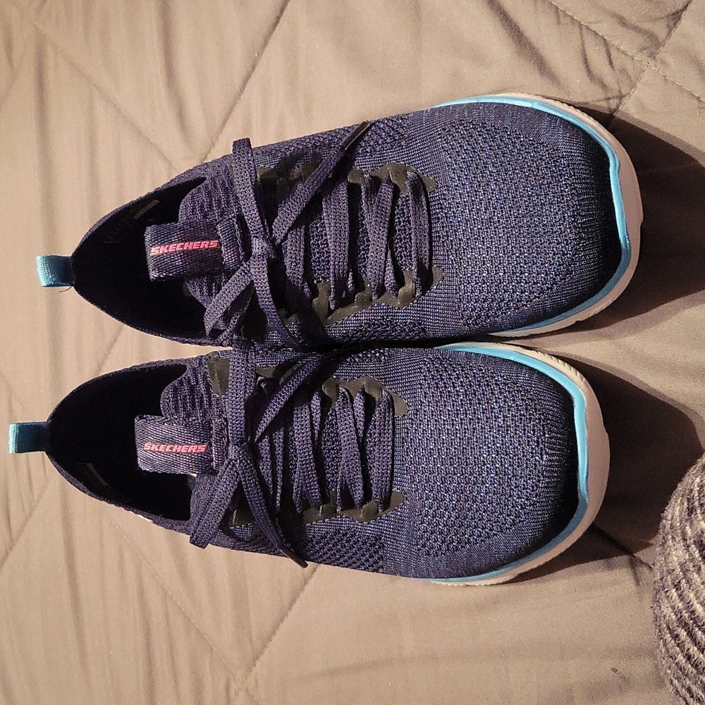 Tennis shoes